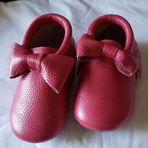 Monkey Feet like New Fringed Bow Moccs